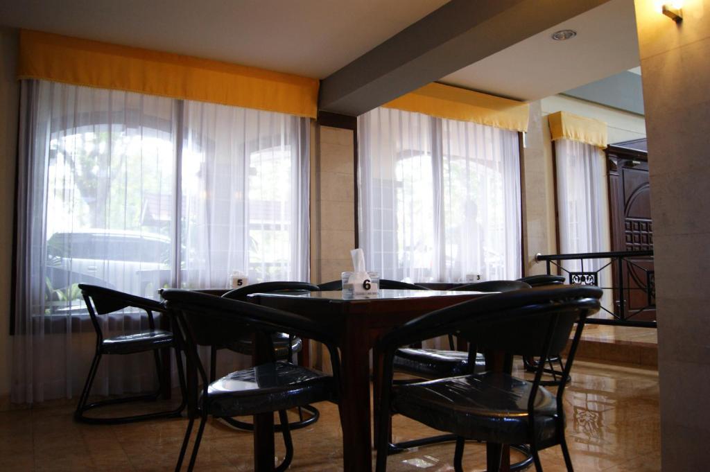 Grand Sumatera Hotel Surabaya Esterno foto